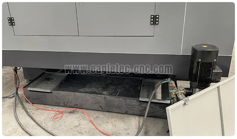 chain plate chip removing machine sit on rear of the cnc drilling milling machine
